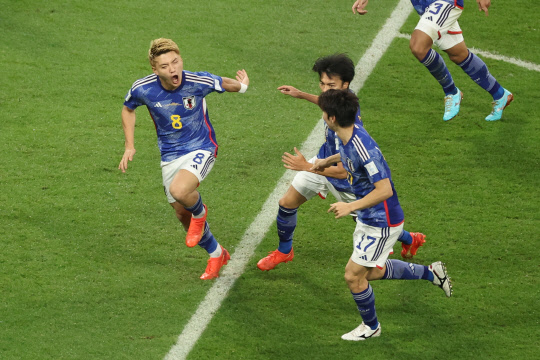 1일 오후(현지시간) 카타르 도하의 칼리파 인터내셔널 스타디움에서 열린 2022 카타르 월드컵 조별리그 E조 3차전 일본 대 스페인 경기. 동점골을 넣은 일본의 도안 리쓰와 선수들이 환호하고 있다. [알라이얀=연합뉴스]